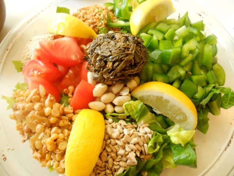 Lahpet thoke, salade van gefermenteerde theeblaadjes met noten, bonen en sesam