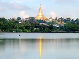 Shwedagon Pagode gezien vanuit Kandawgyi lake