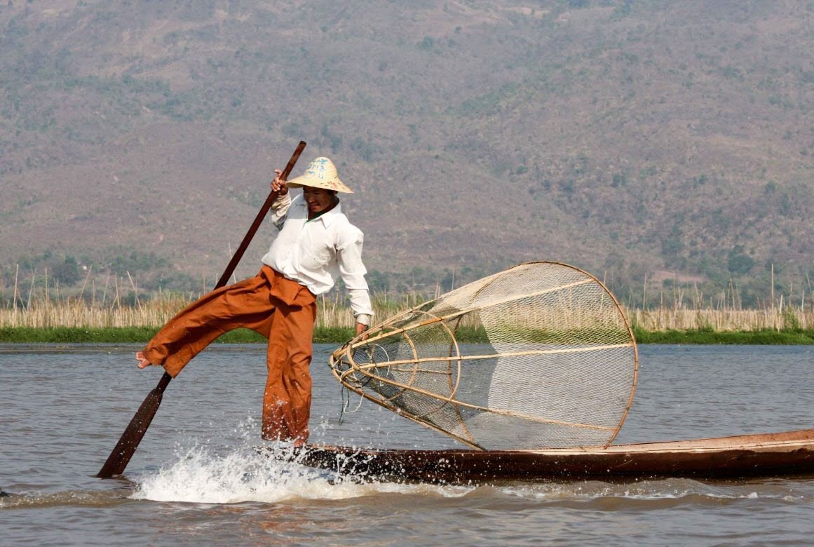 vissen op het Inle-meer bezienswaardigheden Myanmar